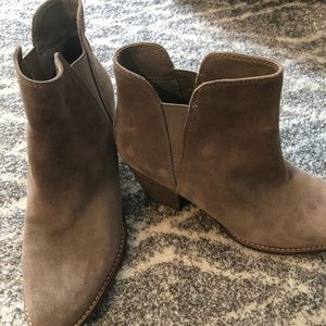 Dolce Vita beige/sand suede booties